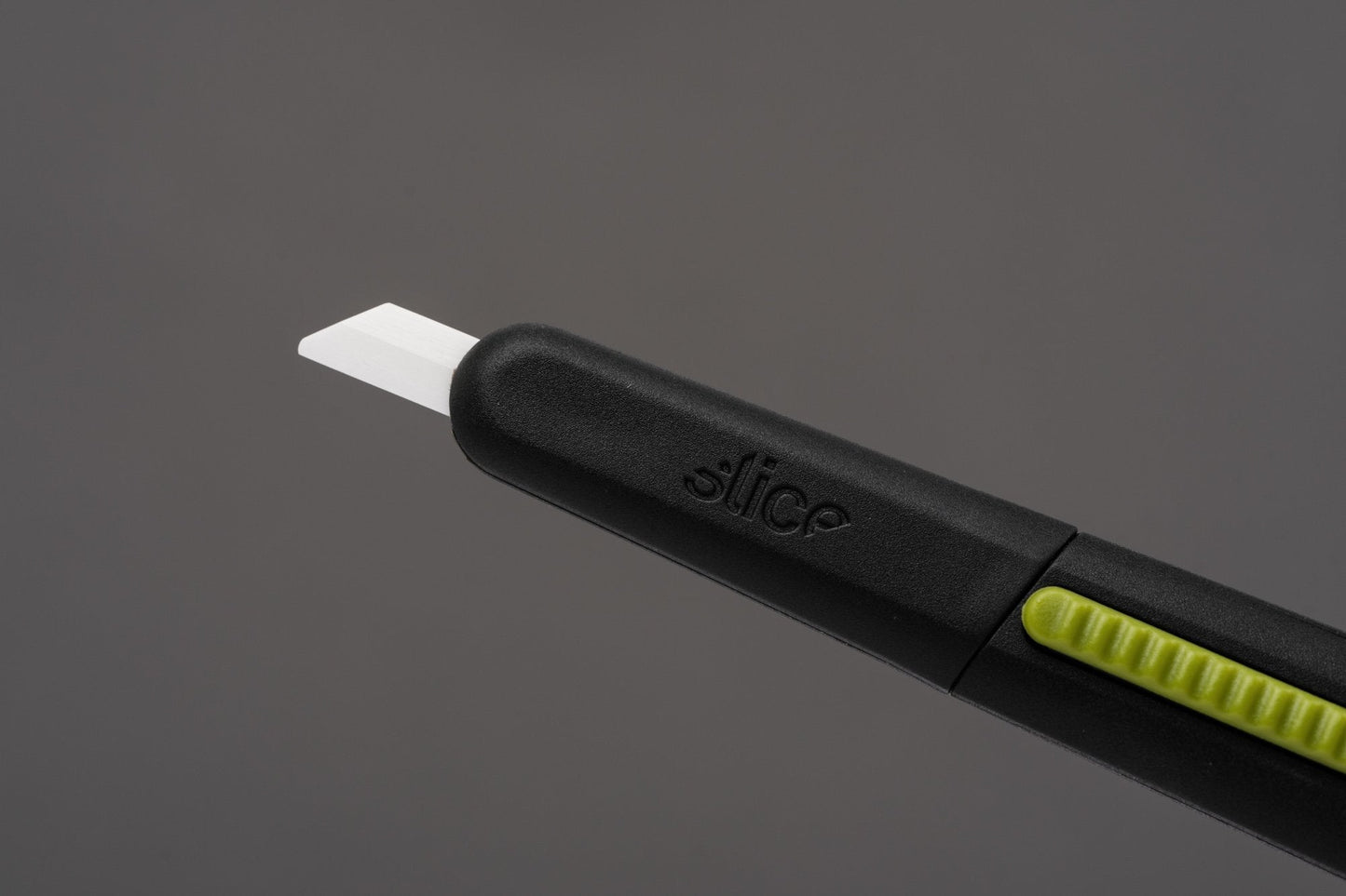 Stylo-cutter fin auto-rétractable