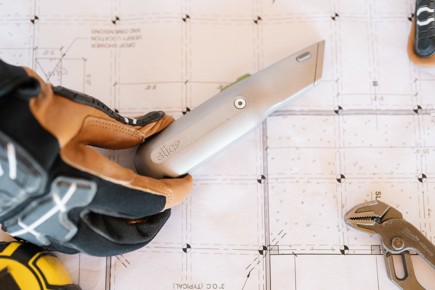 Cutter auto-rétractable avec manche en métal
