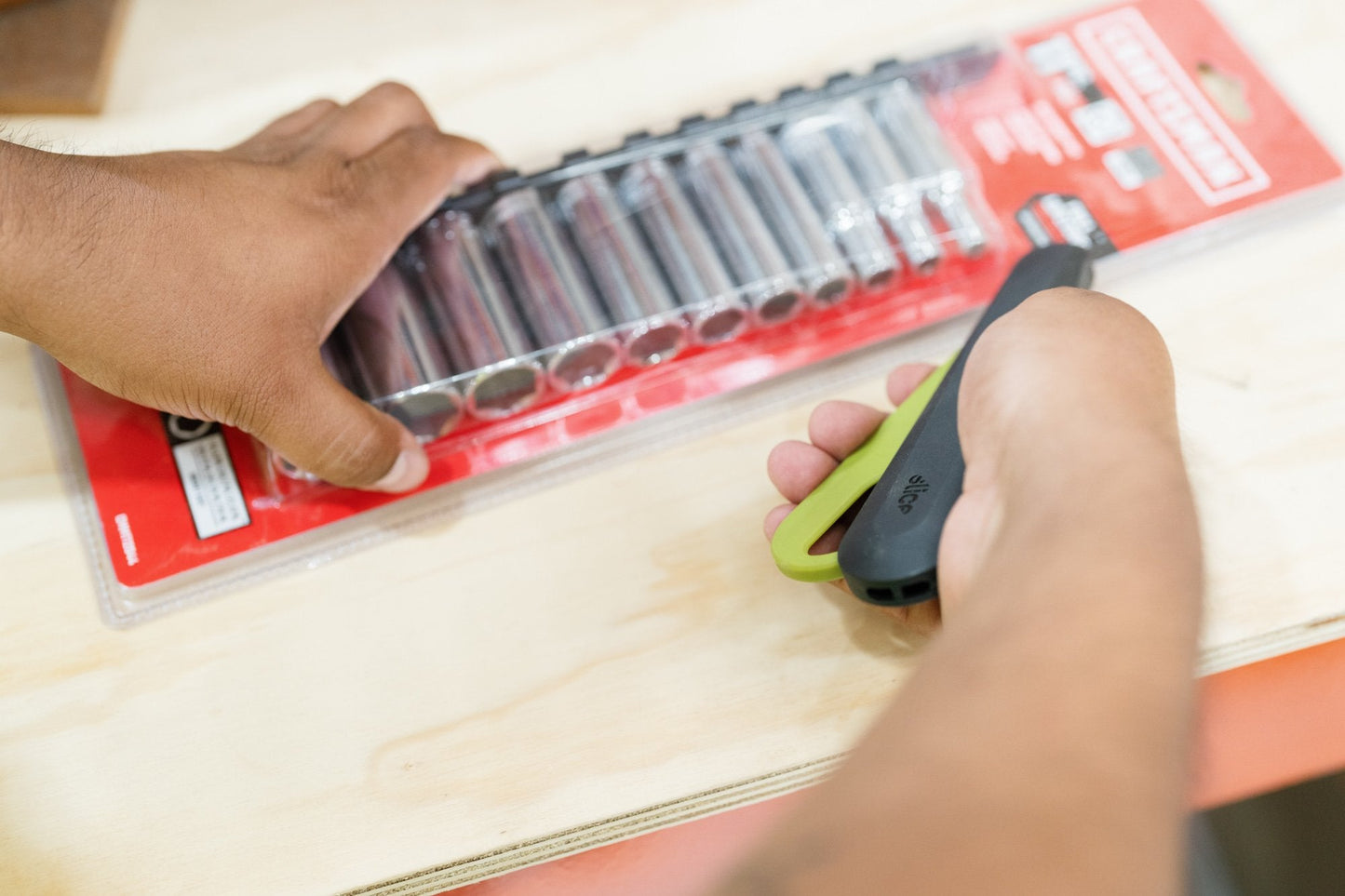 Cutter auto-rétractable à gâchette