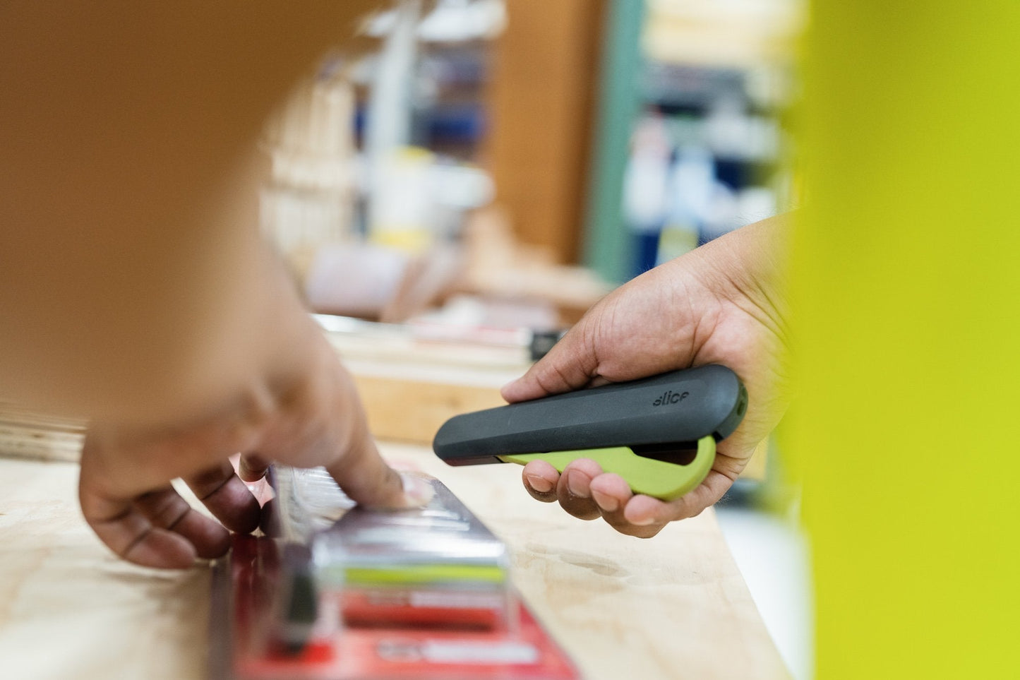 Cutter auto-rétractable à gâchette