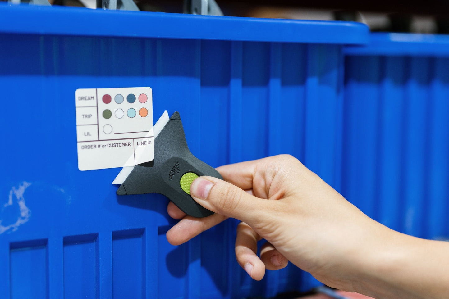 Mini-grattoir auto-rétractable